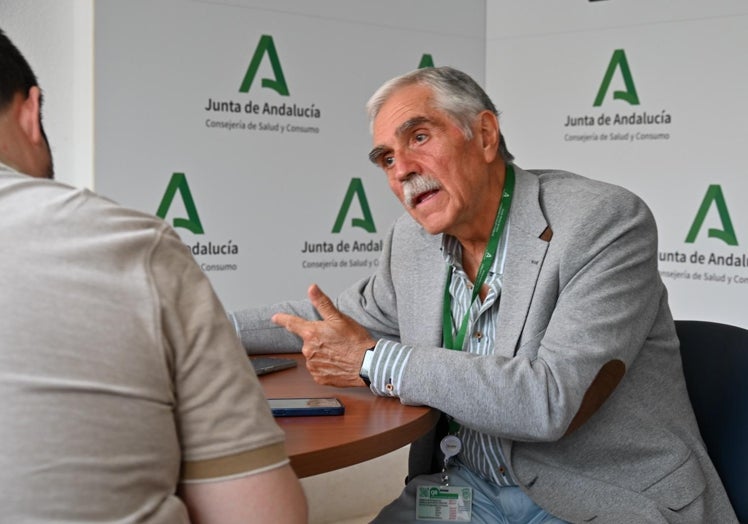 El cirujano Miguel Ángel Suárez atiende a este periódico en el Clínico.