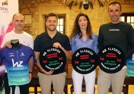 Organización, patrocinadores y el propio Haimar Zubeldia con el maillot y las tres txapelas que se entregarán a los homenajeados.