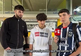 Varios estudiantes a las puertas de la EHU en Donostia tras acabar la Selectividad.