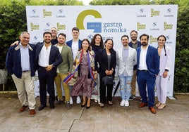 Parte del equipo del Restaurante Arzak posa junto a Elena, que fue la encargada de recoger el premio en nombre de toda la familia