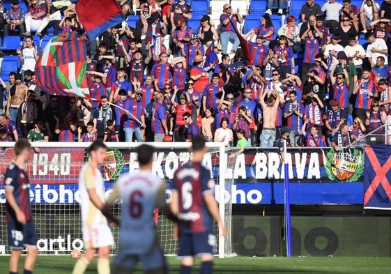 Pese a la difícil temporada, el Eibar ha dejado grandes momentos y gestas para regar de optimismo a su afición para el próximo curso.