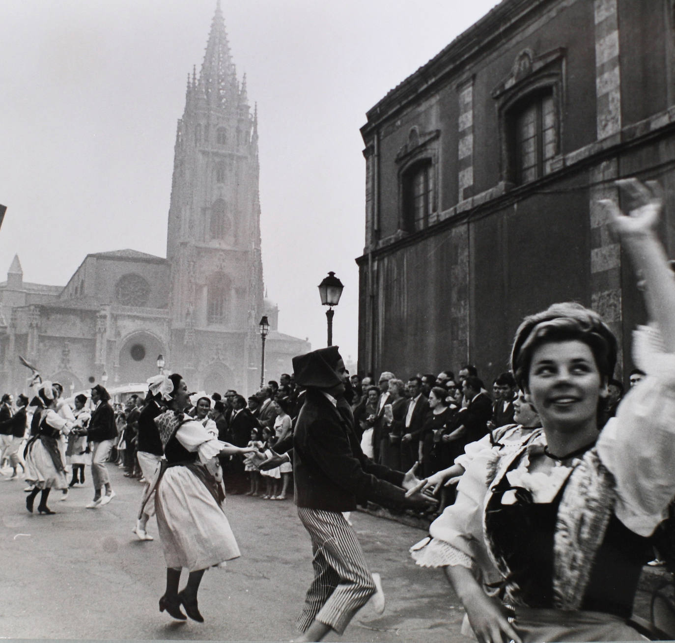 Los nuevos años han cambiado las costumbres y la forma de veranear. Las ciudades se han modernizado y han cedido al paso del tiempo. Al echar la vista atrás vemos una Feria de Muestras irreconocible, atracciones y atuendos que ahora se considerarían 'vintage', playas abarrotadas de familias o romerías y eventos multitudinarios que ahora, en plena crisis sanitaria, son impensables. 