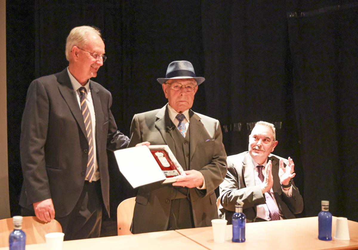 El alcalde de Soto del Barco entrega la placa de reconocimiento a Ricardo Tascón, junto a Javier Tascón.