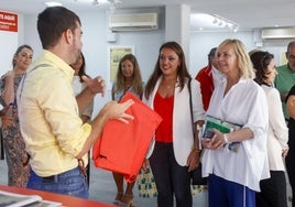 Carolina López y Sara Álvarez Rouco, en el stand de EL COMERCIO de la Feria de Muestras.