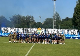 Los jugadores del Oviedo, delante de la pancarta antes del entrenamiento.