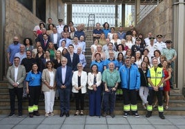 Concepción Saavedra y Aquilino Alonso, en primera fila, con profesionales que participaron en el acto de aniversario del SAMU.