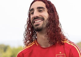 Cucurella cumple su promesa y se tiñe de rojo: «La que hemos liado...»
