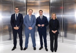El lehendakari Imanol Pradales y la diputada general de Gipuzkoa, Eider Mendoza, con los responsables de IBM delante del ordenador cuántico