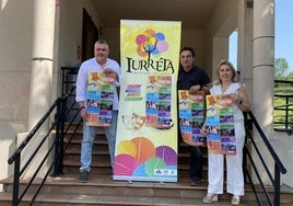 El alcalde de Iurreta, Oskar Koka; Garbitxu, miembro de la compañía Deabru Beltzak y coordinador del evento y la responsable de cultura, Pilar Jiménez