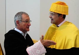 El rector de la UPV/EHU, Joxerramon Bengoetxea y el consejero de salud, Alberto Martínez.