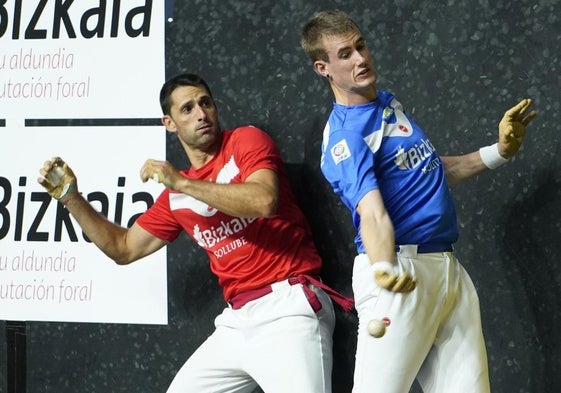 Mariezkurrena II suelta la derecha ante la mirada de Albisu.