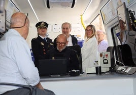Un vecino realiza uno de los servicios en el interior del vehículo, en presencia de las autoridades