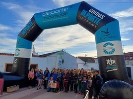 Los participantes en el arco de salida.
