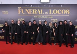 José Mª Fernández de Vega el photocall junto al elenco de actores en la presentación 'Funeral de locos'