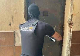 Dos detenidos en Mérida por vender droga desde un hueco de la pared de una corrala