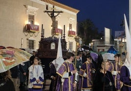 Los paraguas acompañaron al Cristo del Amparo durante su regreso.