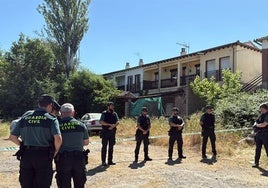 Guardias civiles custodian la vivienda donde se produjo el crimen el pasado martes.