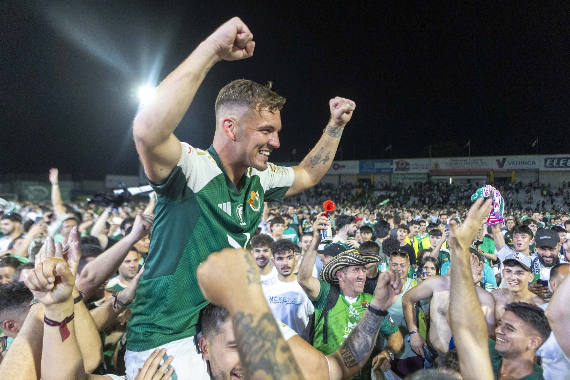 Fotos | El Cacereño estalla en júbilo con su ascenso a Primera RFEF