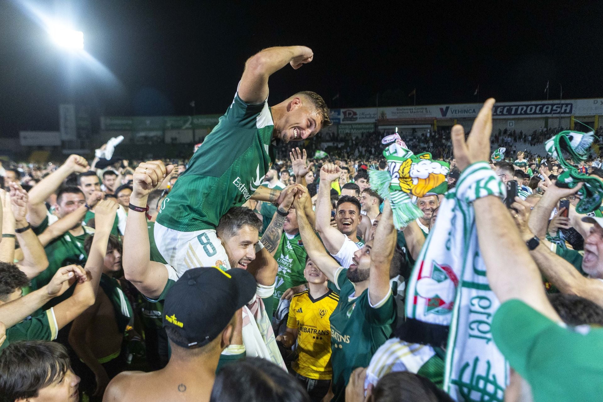 Fotos | El Cacereño estalla en júbilo con su ascenso a Primera RFEF