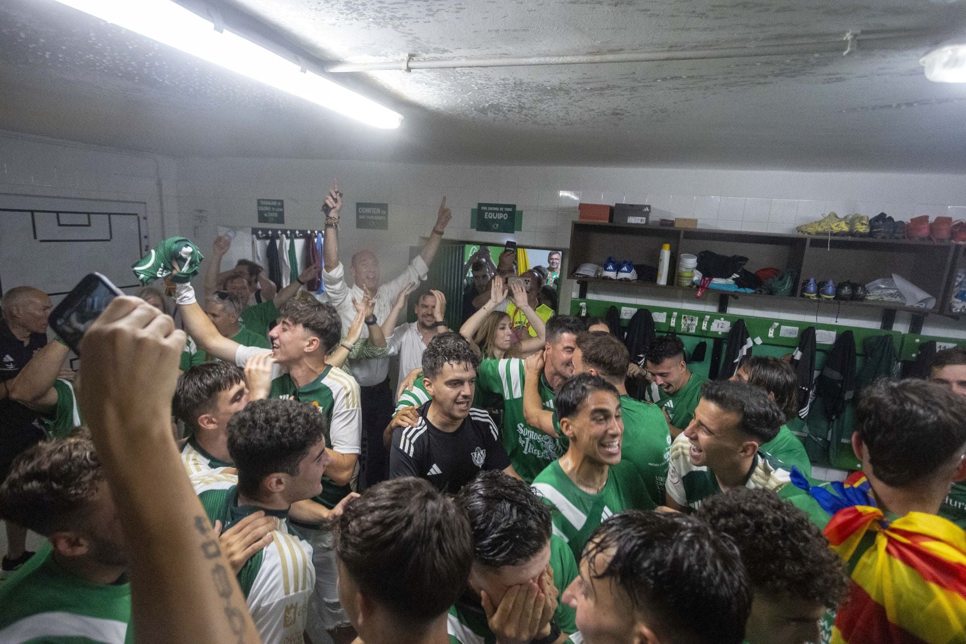 Fotos | El Cacereño estalla en júbilo con su ascenso a Primera RFEF