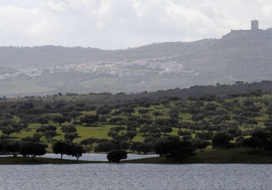 Feria, al fondo, vista desde el embalse de Villalba de los Barros, que ahora tiene 92,9 hectómetros cúbicos retenidos prácticamente sin uso.