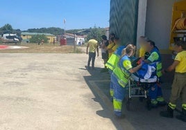 Profesionales sanitarios esperan a la herida para proporcionarle una primera atención médica y trasladarla al hospital.