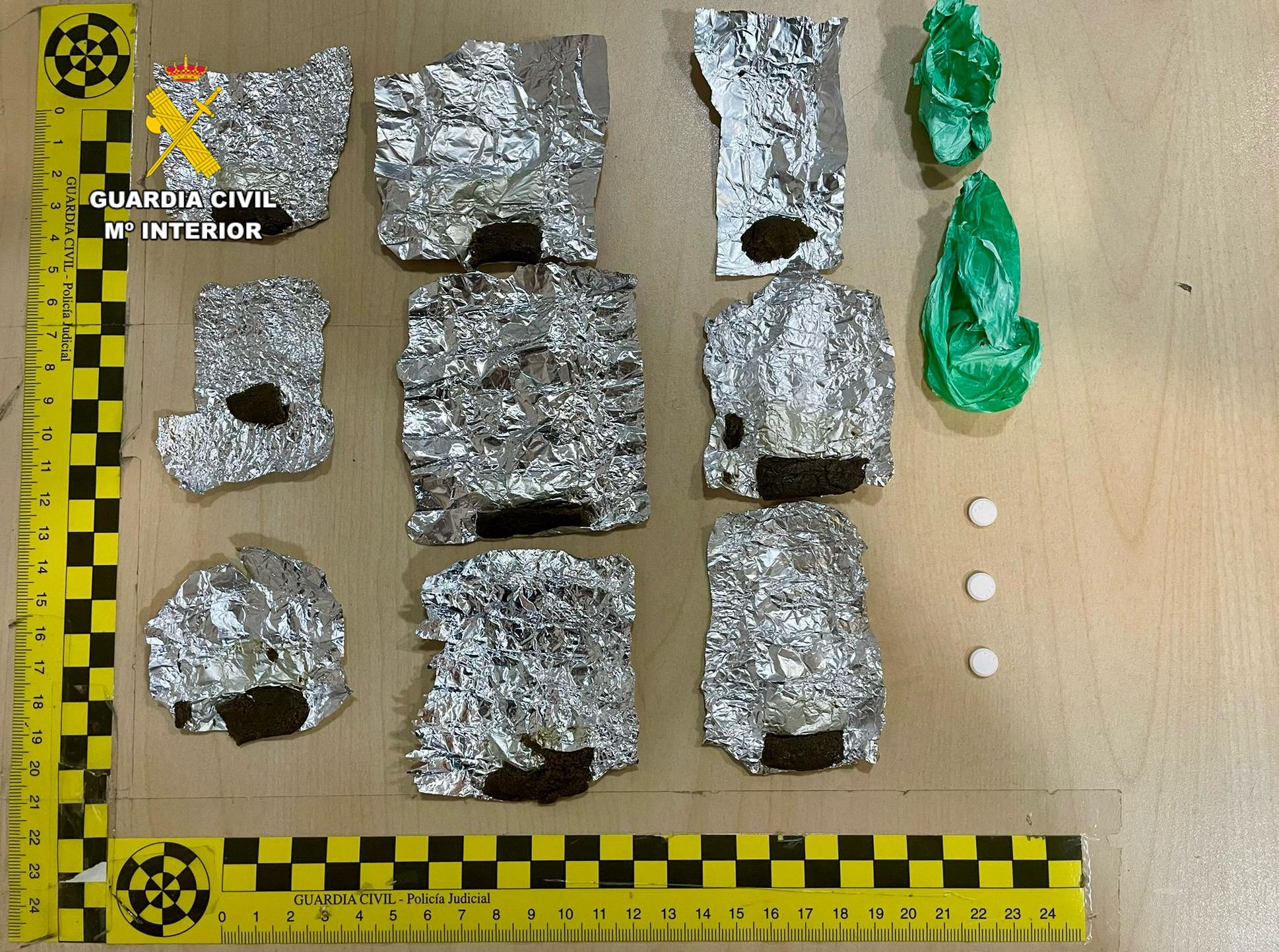 El copiloto de un turismo huye a pie al darle el alto la Guardia Civil y lanza una bolsa con hachís y Rivotril