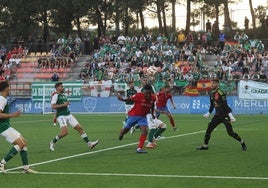 El portero Diego Nieves en el partido de ida del Cacereño en Estepona.