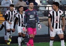 Sergio Tienza salta al Nuevo Vivero en el partido ante el Jerez.