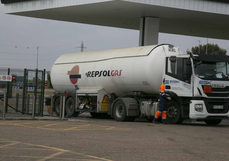 La falta de camioneros lleva a las empresas de transportes a cancelar servicios