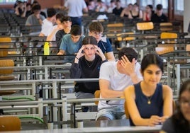 Primera prueba de la nueva selectividad en Granada este martes. s