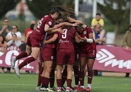 Las jugadoras celebran uno de los goles.