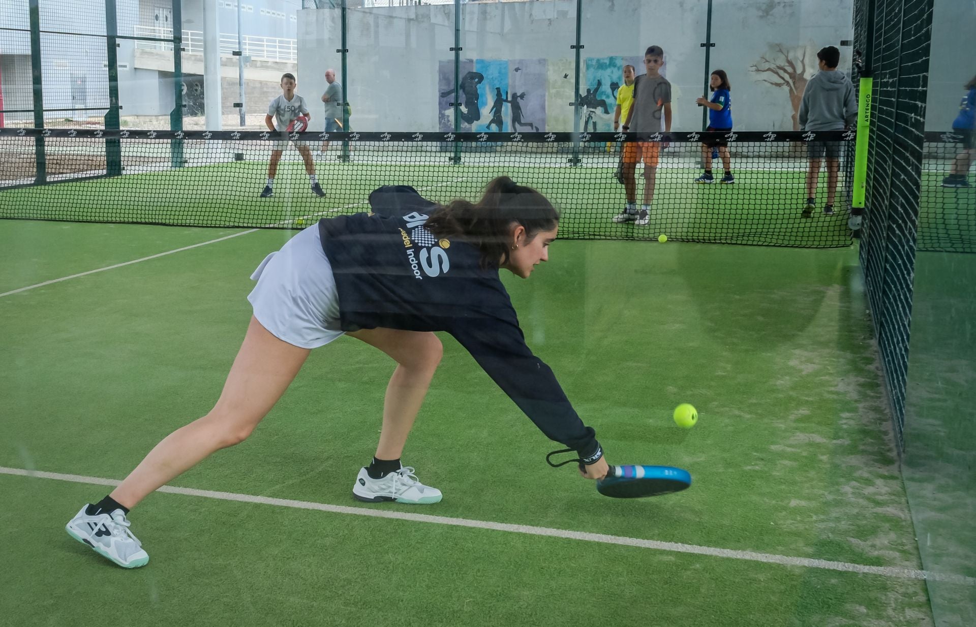 Carolina Navarro imparte sus conocimiento de pádel en Haro