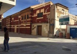 Deterioro y abandono de la fachada del Teatro Moderno, un edificio casi centenario situado en la plaza central de San Pedro del Pinatar.