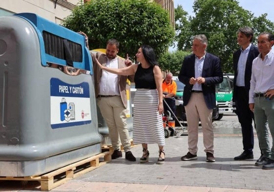La alcaldesa revisa uno de los nuevos contenedores.