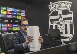 El presidente del Cartagena, Paco Belmonte, recoge las hojas de la última comparecencia sin preguntas que ofreció el 4 de febrero en la sala de prensa del Cartagonova.