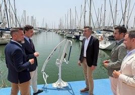 Autoridades y representantes del puerto, ayer, durante la visita.