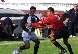 Leyenda. Pedro Cordero trata de regatear a un joven Dani Güiza, en un partido de 2002 en Palma de Mallorca.