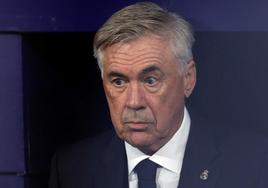 El técnico del Real Madrid, Carlo Ancelotti, con cara de circunstancias en el derbi.
