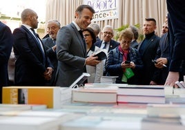 Emmanuel Macron, en la Feria del Libro de París.