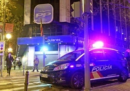 La Policía registra la sede del PP en diciembre de 2013.